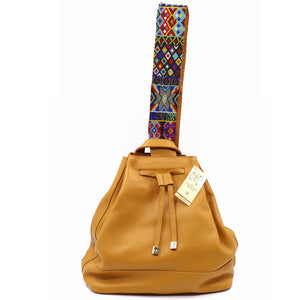 mk-1321 back pack de piel con asa de chaquira artesanal de grecas