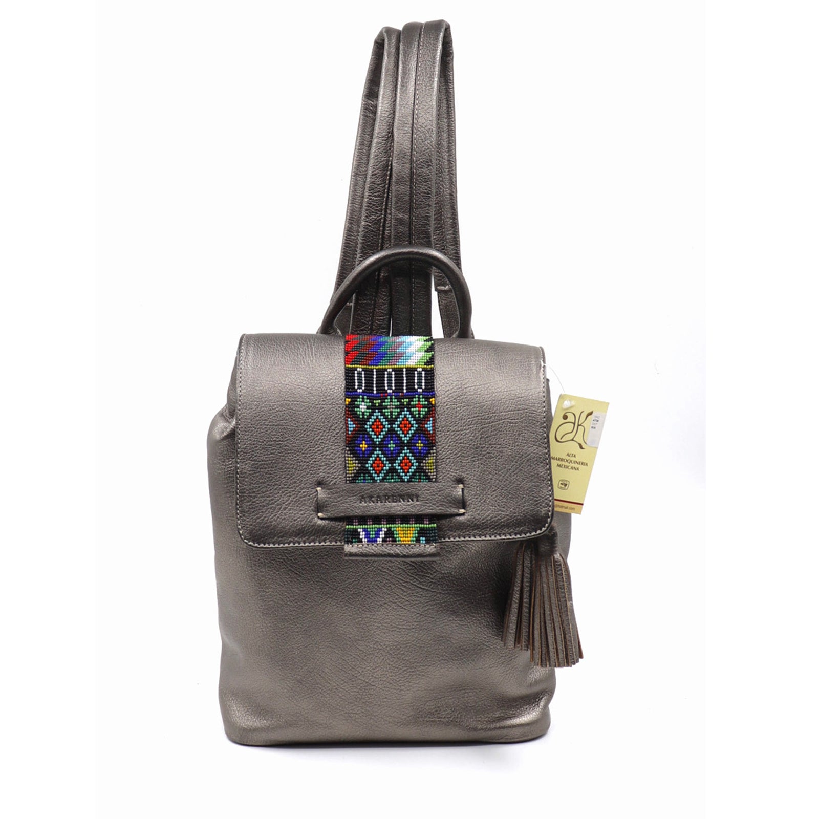 mk-1332 back pack de piel con aplicación de chaquira en tapa