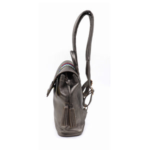 mk-1332 back pack de piel con aplicación de chaquira en tapa