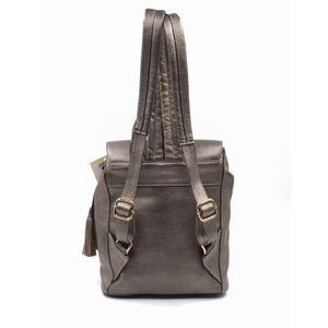 mk-1332 back pack de piel con aplicación de chaquira en tapa