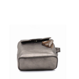 mk-1332 back pack de piel con aplicación de chaquira en tapa