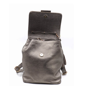mk-1332 back pack de piel con aplicación de chaquira en tapa