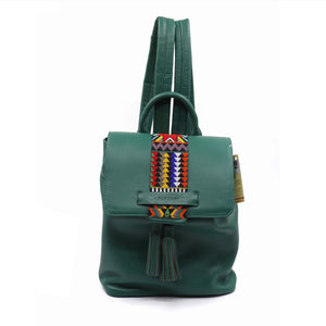 mk-1332 back pack de piel con aplicación de chaquira en tapa