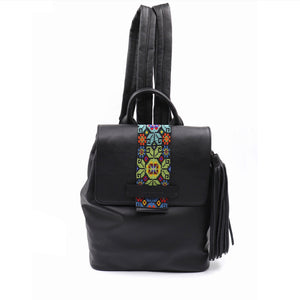 mk-1332 back pack de piel con aplicación de chaquira en tapa