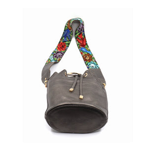 bk-1336 bolsa/morral de piel con asa de chaquira artesanal de grecas