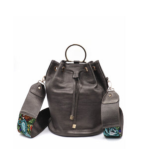 bk-1336 bolsa/morral de piel con asa de chaquira artesanal de grecas