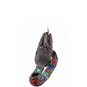 bk-1336 bolsa/morral de piel con asa de chaquira artesanal de grecas