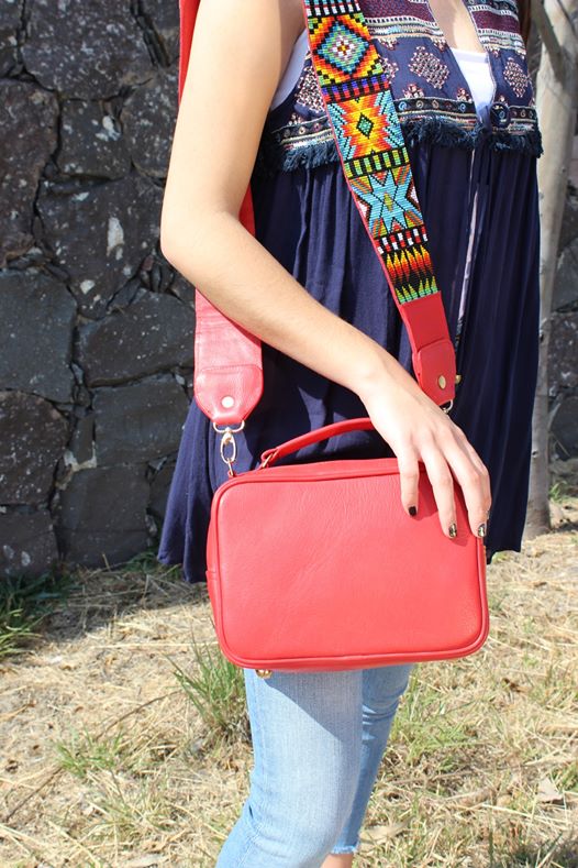 bk.125 bolsa de piel autentica de ternera con asa o strap artesanal de chaquira en diferentes diseños