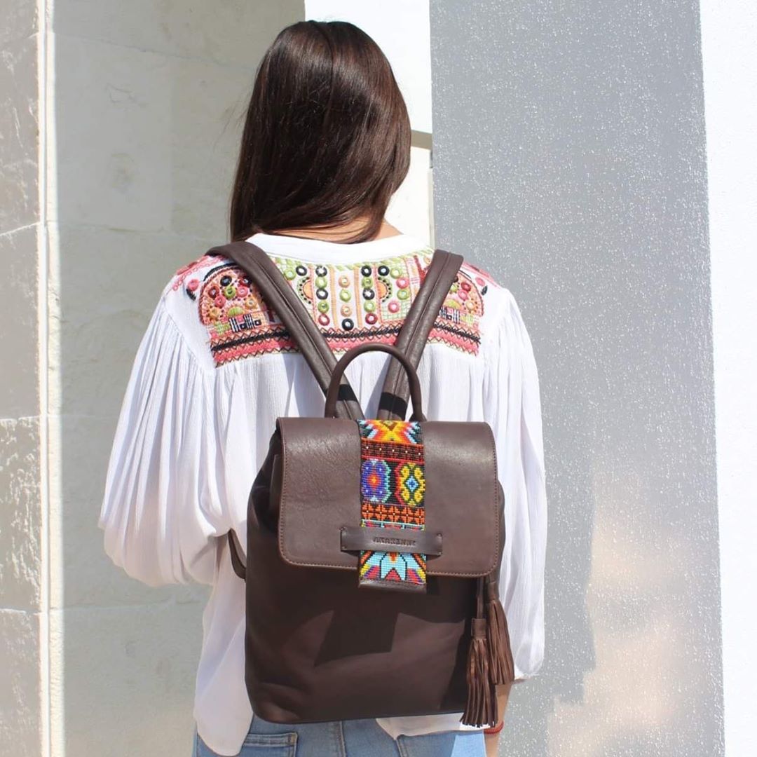 mk-1332 back pack de piel con aplicación de chaquira en tapa